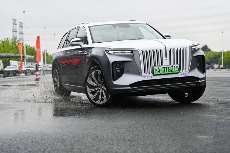 红旗e-hs9报价及图片,红旗e—hs9参数 场地试驾红旗h9/e-hs9,驾驶质感出色,对得起豪车身份