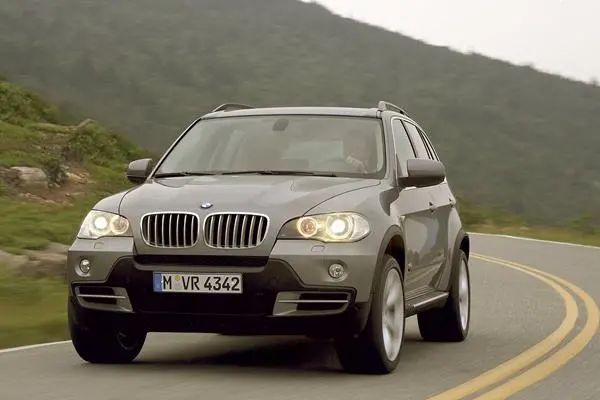 (第一代宝马x5 代号e53)新车定位于中大型suv,此前进口版宝马x5售价为
