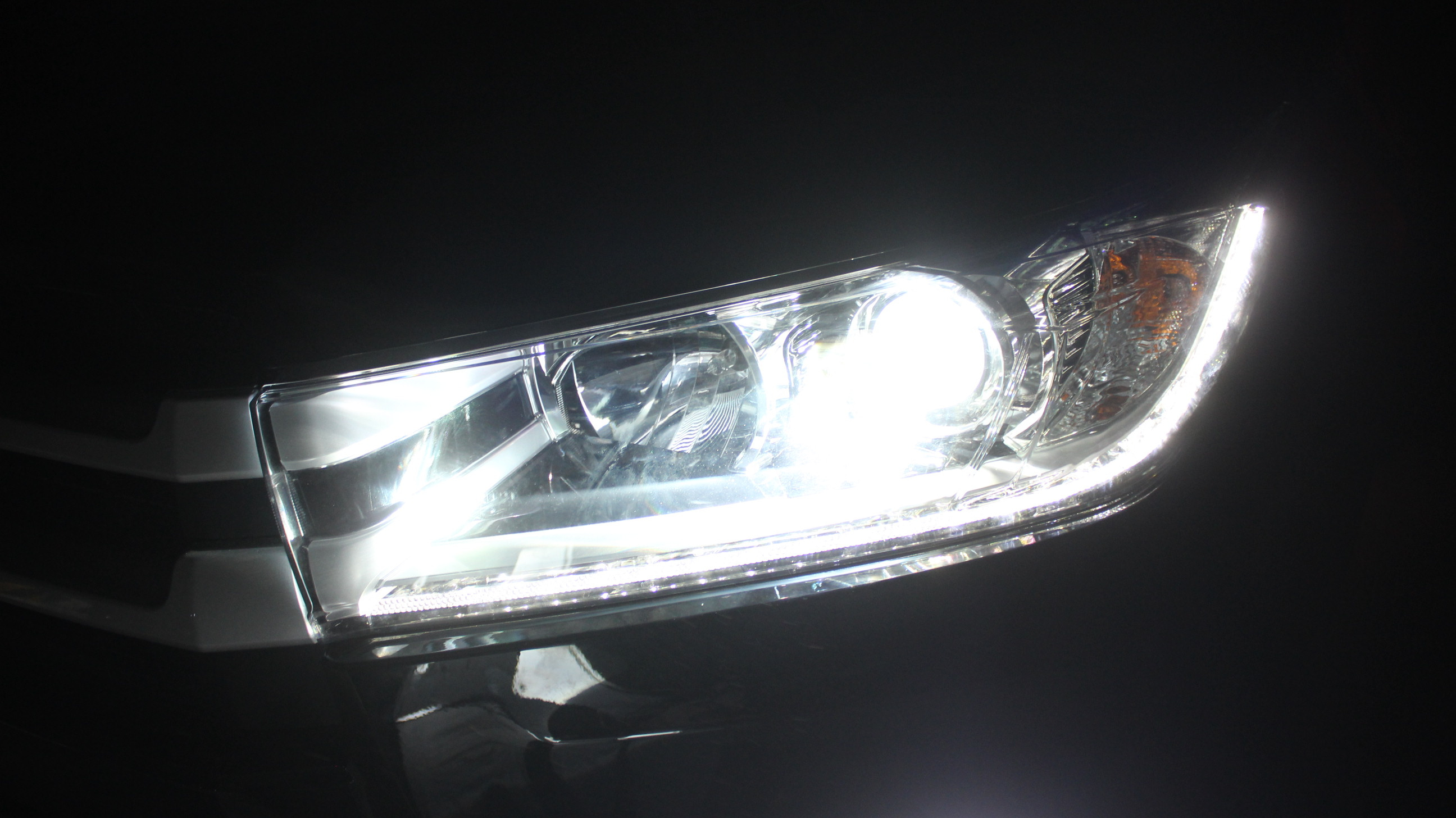 成都汉兰达改车灯改装激光led双光透镜影响年审吗