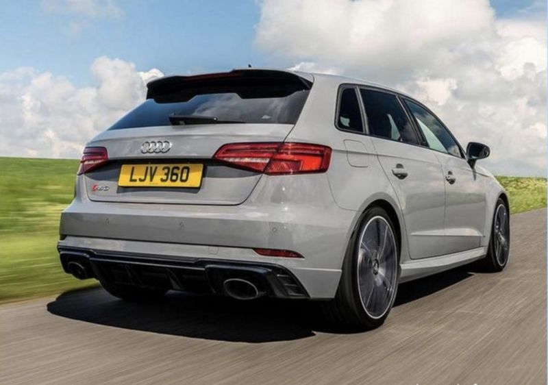 奥迪rs3旅行版实车街拍!性能外观 5缸引擎,叫板a45