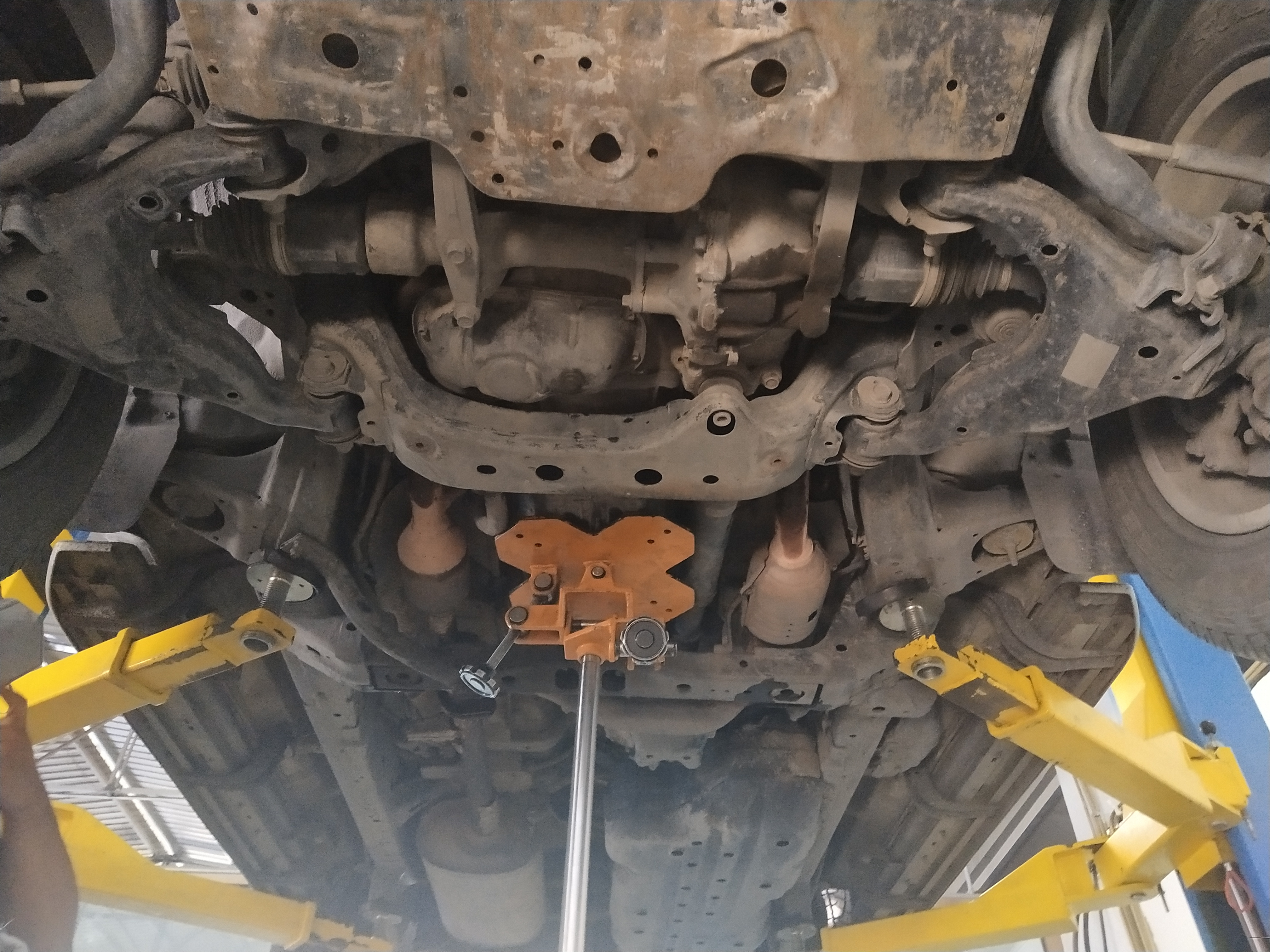 北京丰田普拉多汽车闯档顿挫现象变速箱维修