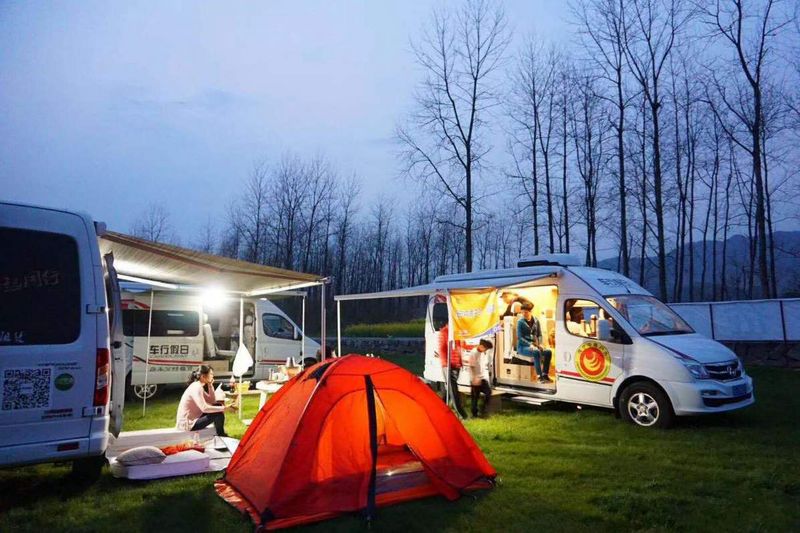 武汉国际汽车展览会:上汽大通v90长轴高顶房车享极致奢华