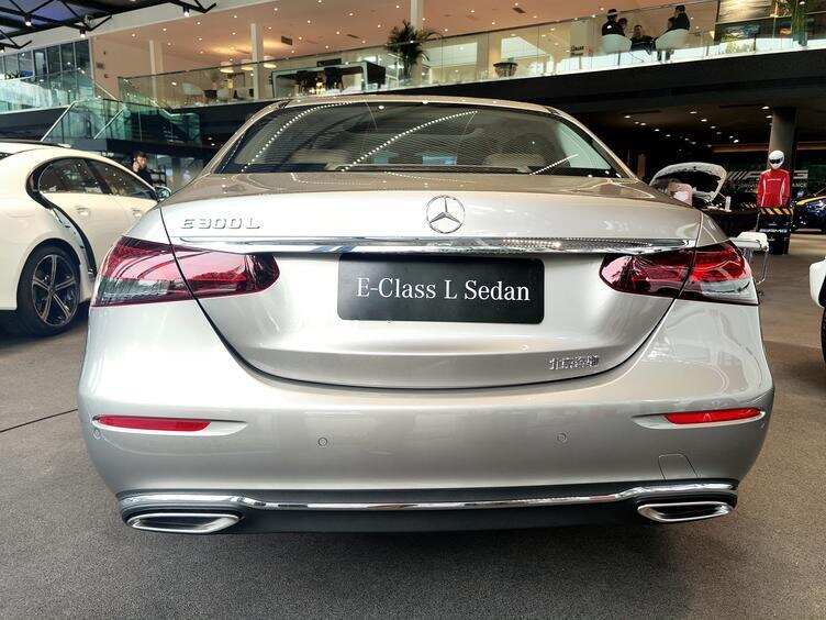 中期改款后谁更强宝马530li对比奔驰e300l