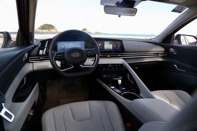 第七代伊兰特的内饰采用以驾驶者为中心设计理念,内饰提供两种颜色