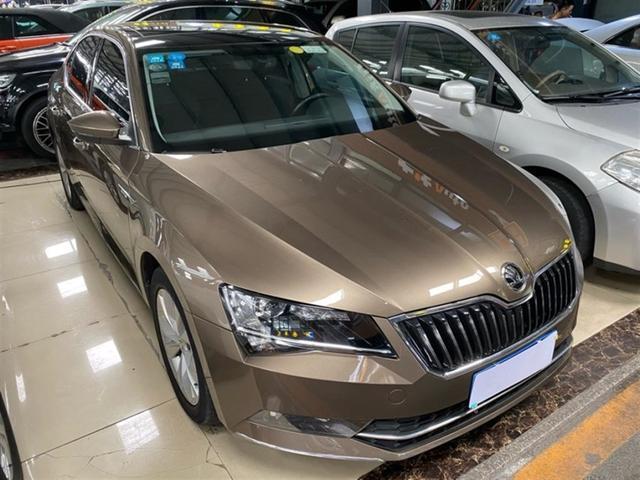 好不容易找到了位于佛山的这家二手车行,这台金色的斯柯达速派看起来