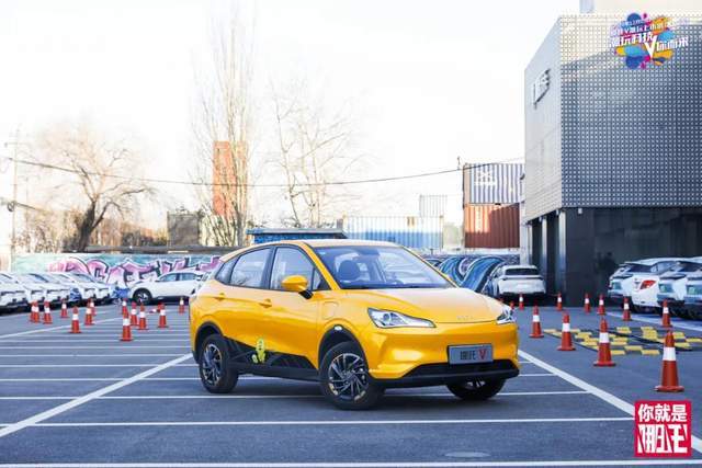 上個月,哪吒汽車的第三款量產車——哪吒v宣佈上市,這款售價區間僅為