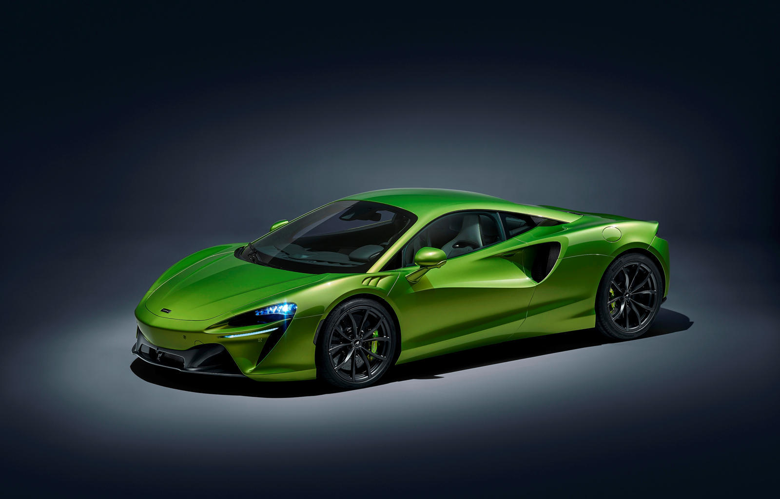 全新的artura在配色上采用了更加亮眼的荧光绿配色,搭配绿色的刹车