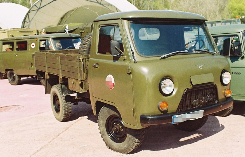 uaz-452d单排卡车uaz-452还能牵引850公斤的装备,作为使用非承载车身