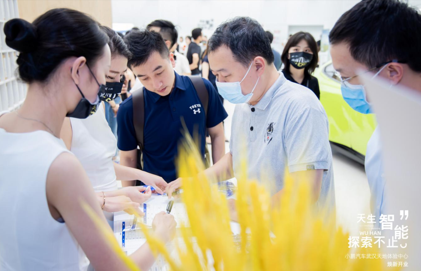 签到现场人潮涌动,嘉宾芸芸小鹏汽车商务高级总监兼市场总监向颖(女士