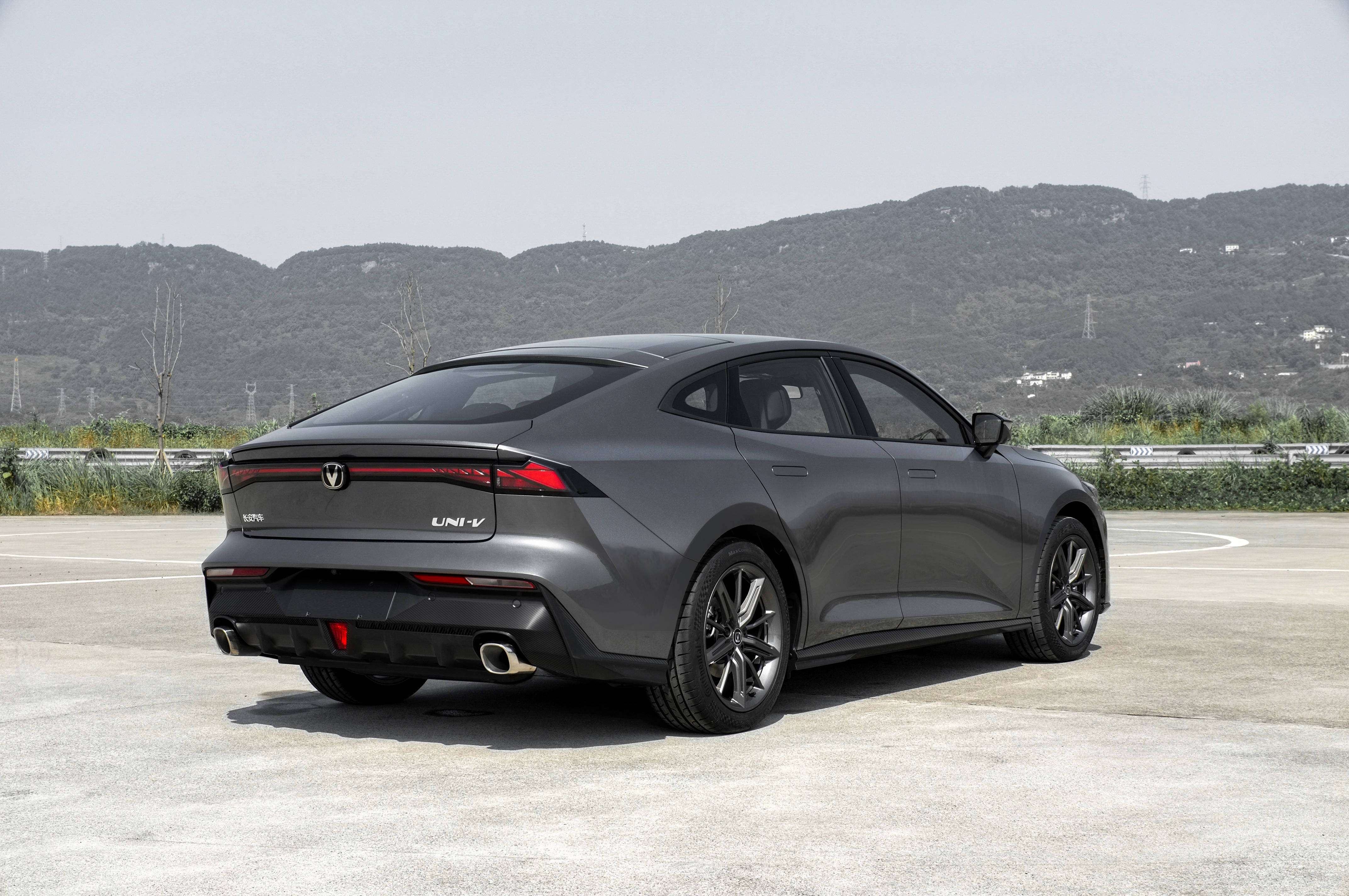 运动轿车新秀来袭长安univ能否对抗思域