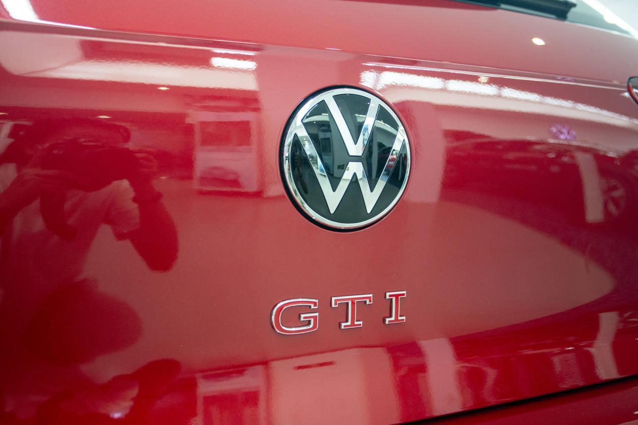 车尾红色"gti"标识被放置在了大众车标下方,视觉效果上更加醒目,任谁
