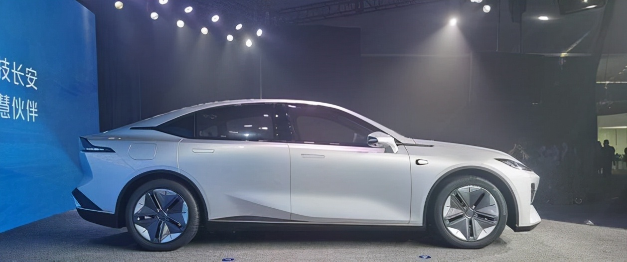 长安华为宁德时代共同打造的长安c385正式亮相