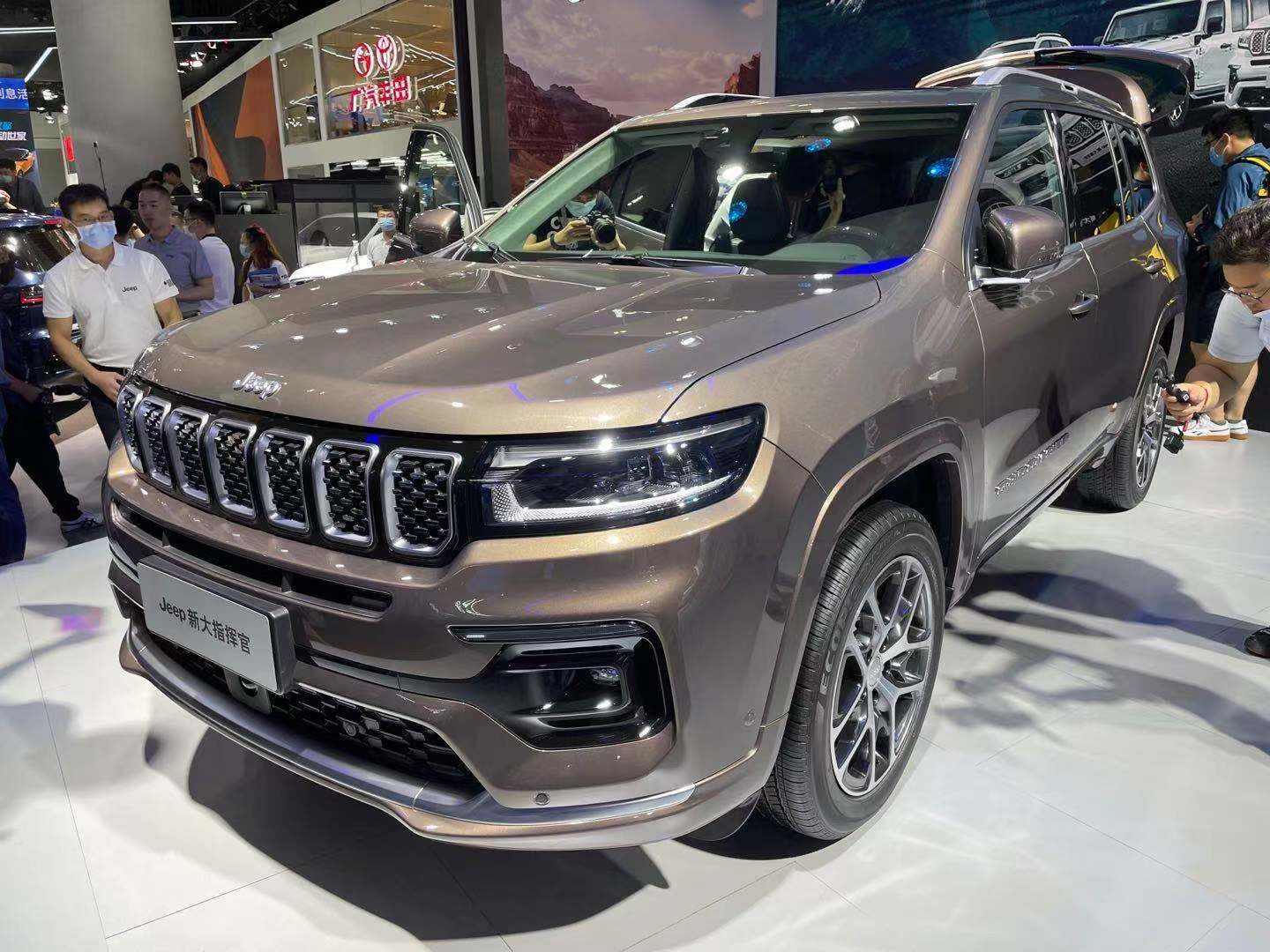 尾部采用贯穿式尾灯,"grand commander"标识与黑色饰板融为一体.