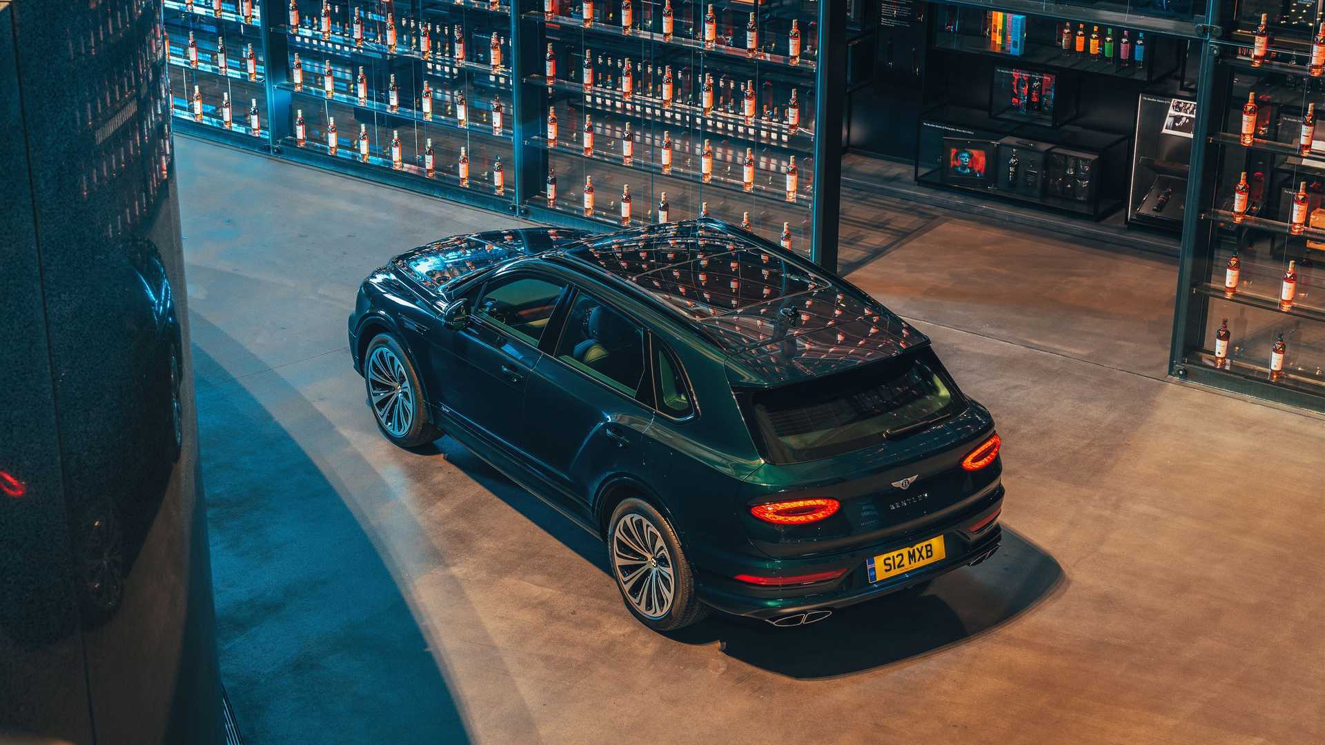 这款添越插混版本采用了viridian深绿色金属车漆,呼应了庄园里的六万