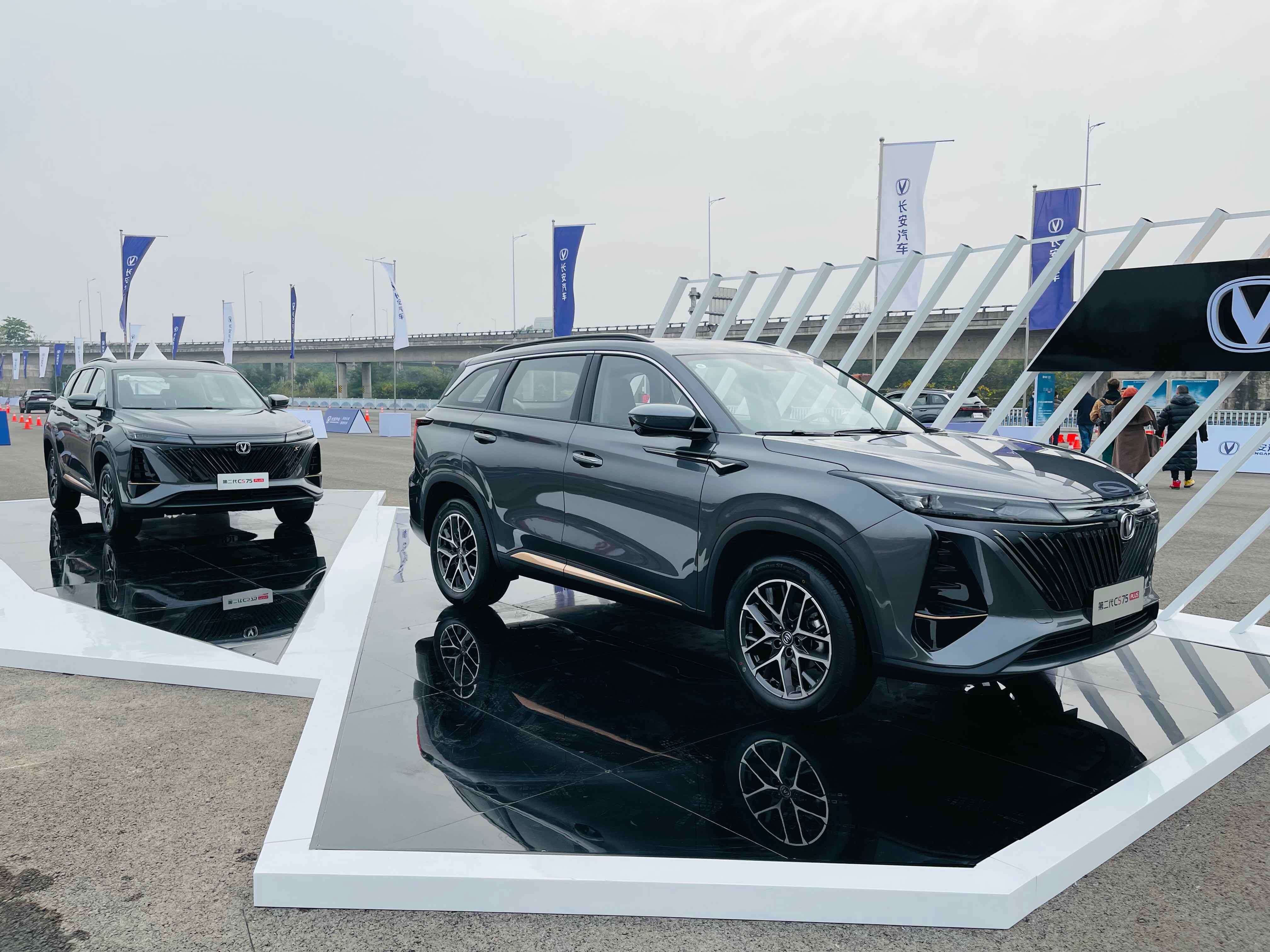 67全新标配8at重庆试驾第二代长安cs75plus