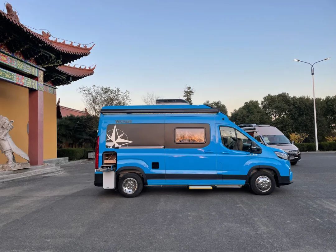 全新迈阿密蓝外观商旅两用卫航v590蓝色进化b型房车