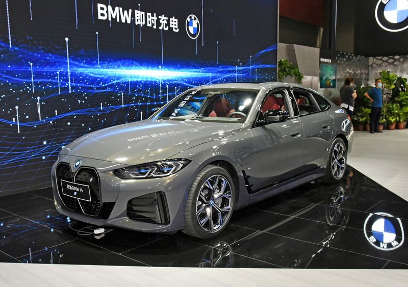 宝马i4的外观造型看起来和燃油版的4系基本一致,在细节装饰上融入电动