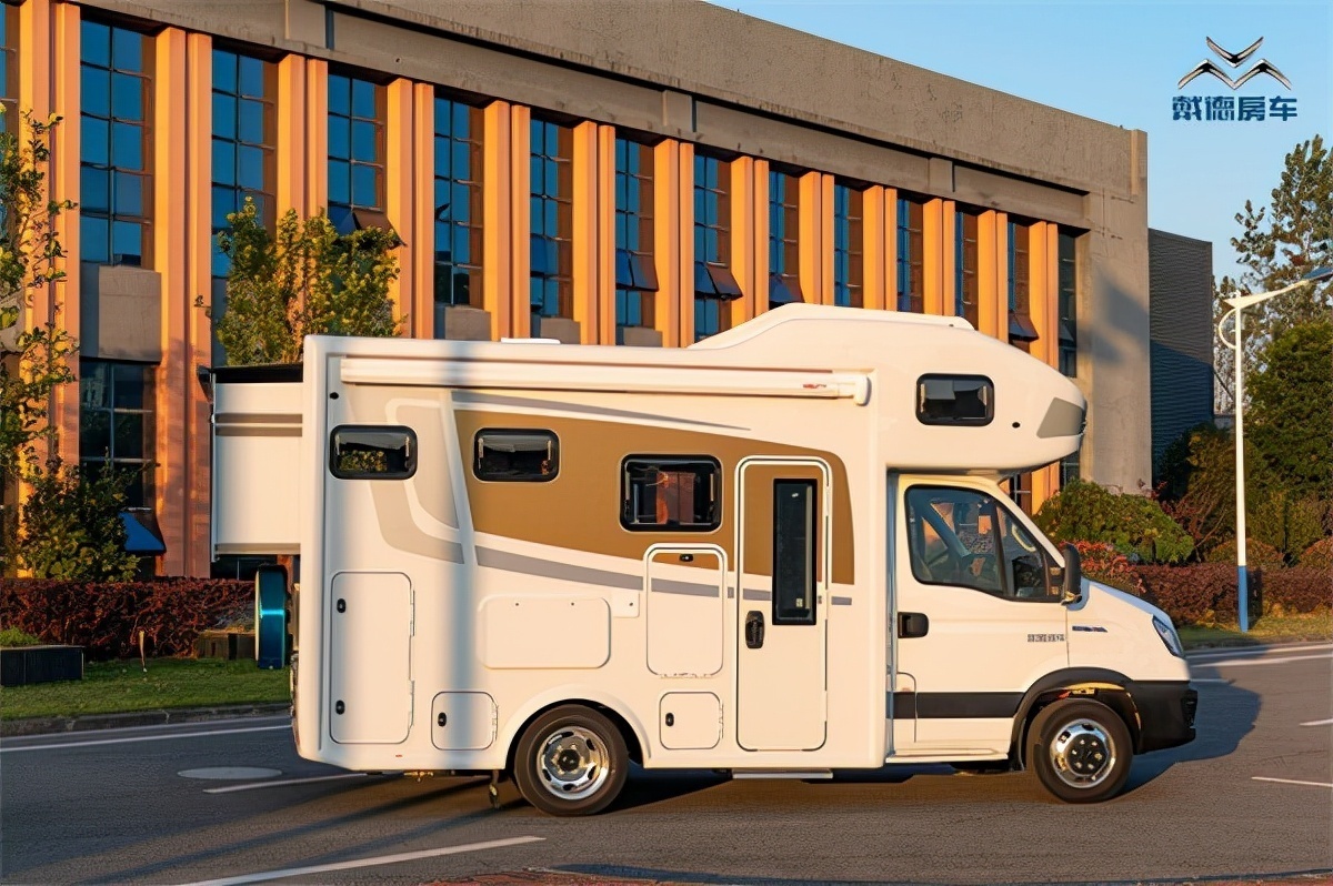 戴德自由风max房车国产依维柯底盘房车天花板七天水电无忧