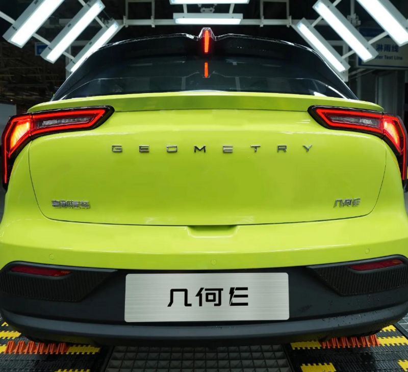 吉利几何e实车现身五门四座续航401km五菱小车该降温了