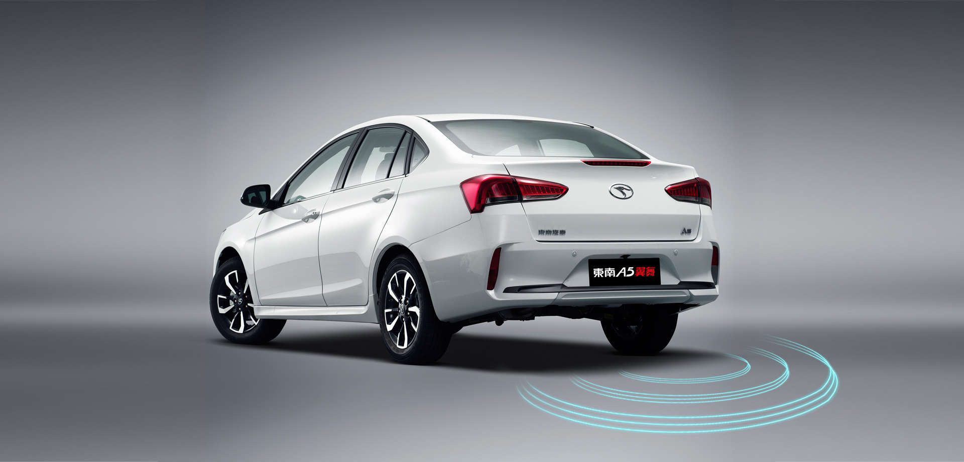 趁着纯电车普涨的时机东南a5翼舞推出529万元紧凑车