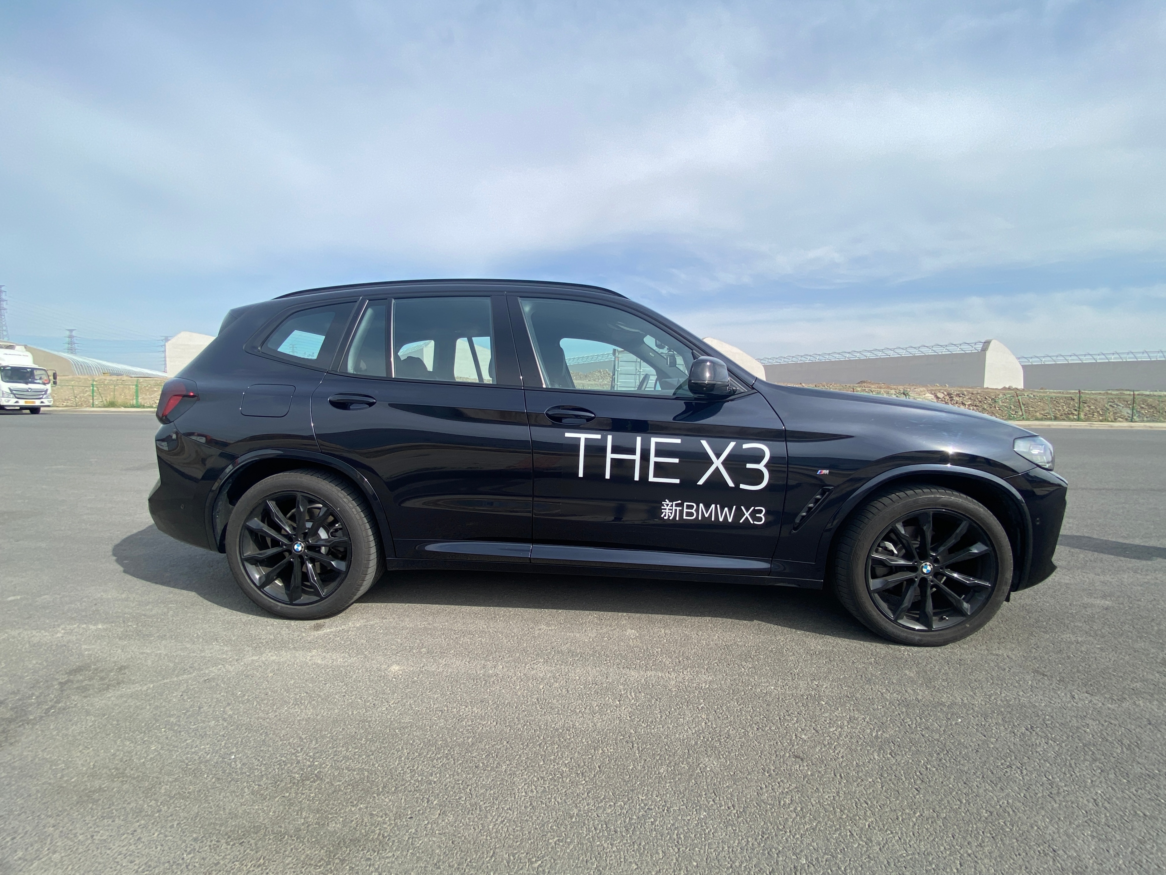 综述,全新的宝马x3改款后,外观造型更加的运动,而内饰换装全新仪表和