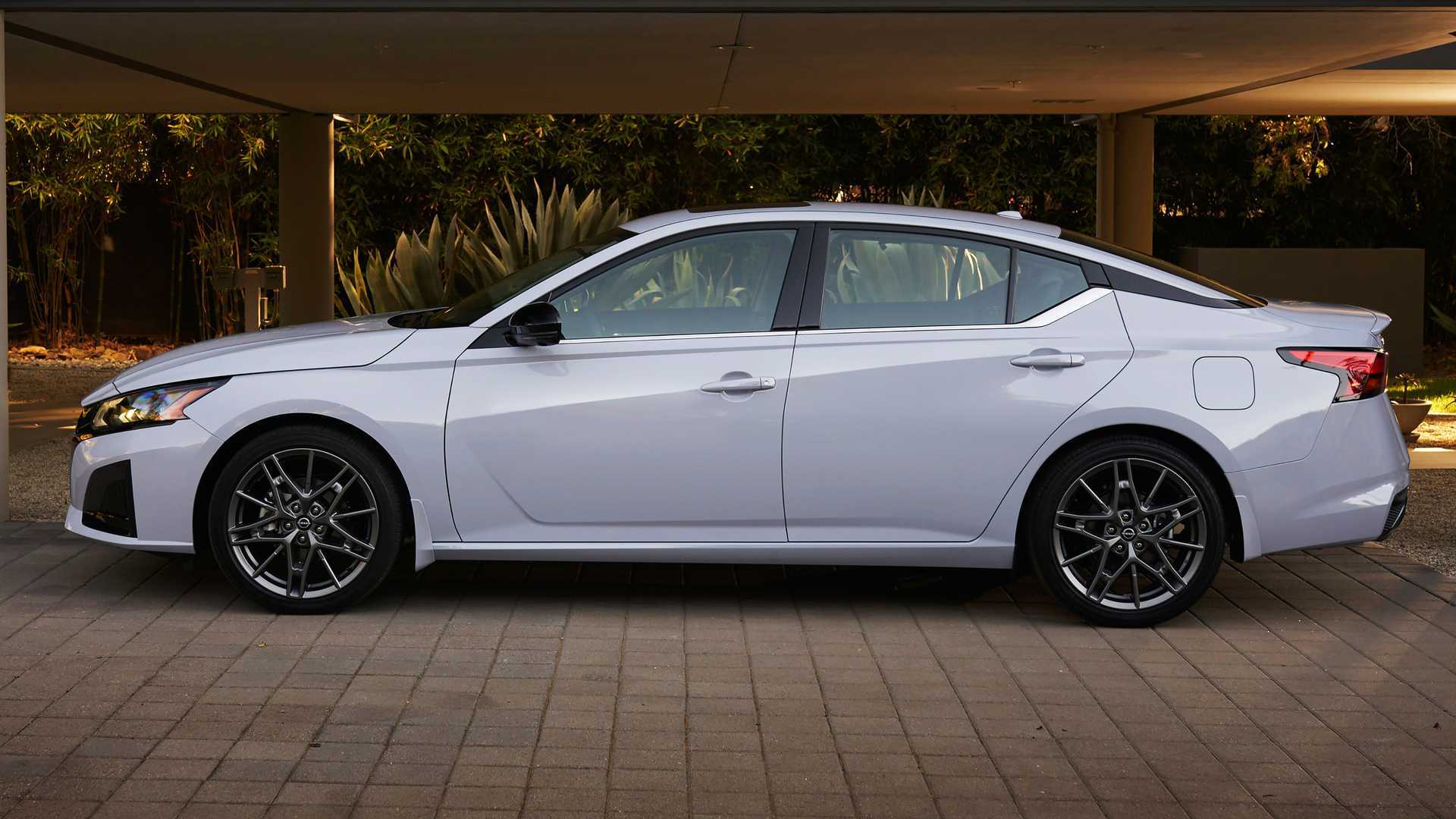 国内对应天籁日产中期改款altima官图发布前脸更具运动