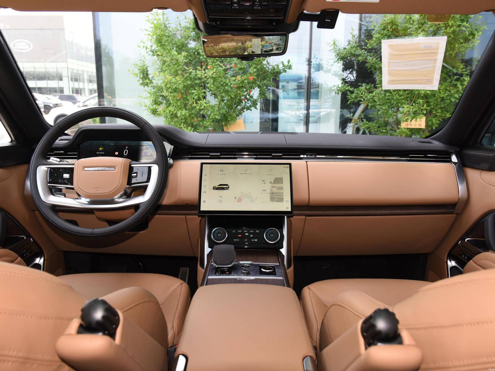 2023款路虎揽胜配备了带照明功能的range rover字样迎宾饰板以及