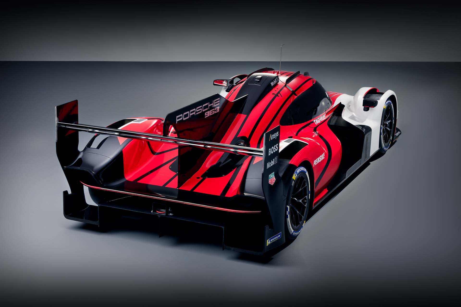 保时捷963赛车的设计受到1980年代956和962赛车的影响,但它的车尾后部