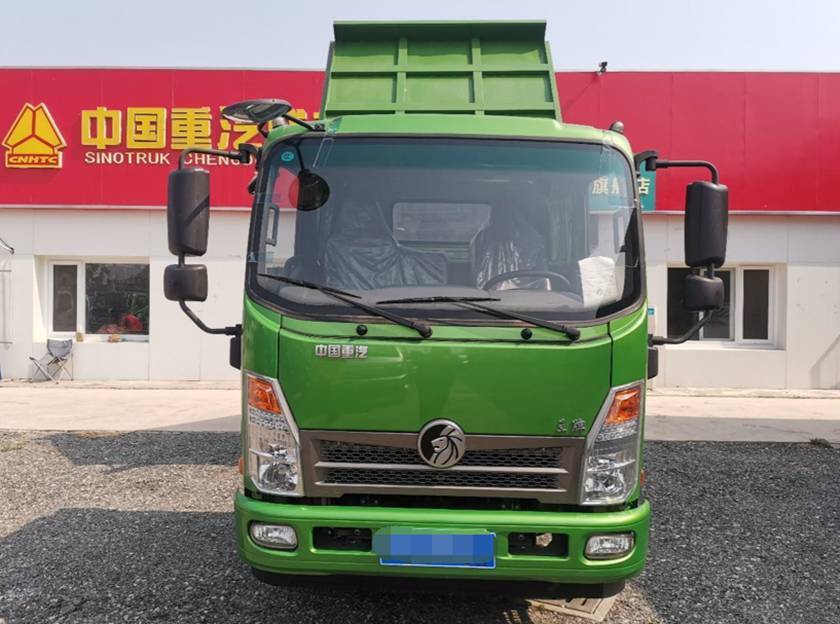 这款重汽王牌轻型自卸车采用了日系轻卡风格的大规格驾驶室,能够带来