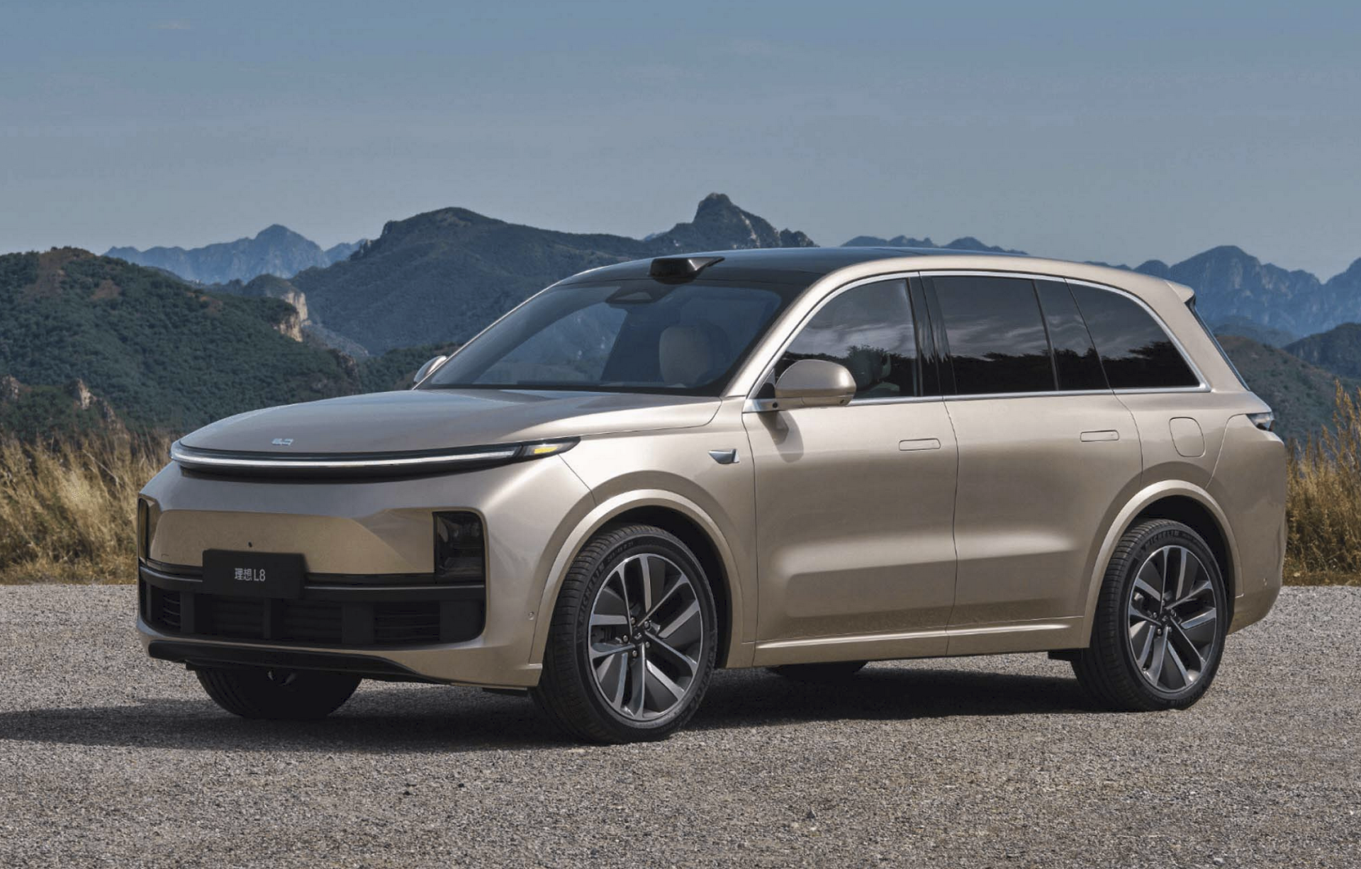 主要还是担心新能源汽车的续航问题,不过呢,理想l8不是纯电电池,而是