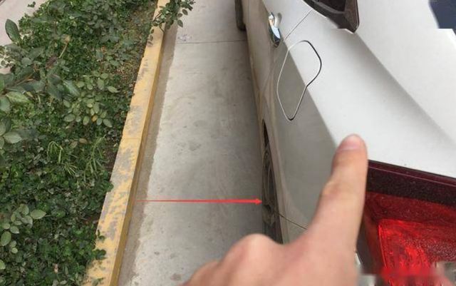 直角倒车老是刮侧面?一招教你小距离直角倒车一把进