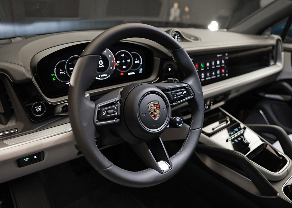 三联屏强化科技感保时捷新款卡宴内饰首秀