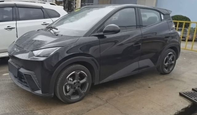 全新比亚迪海鸥实车现身黑色涂装大气轴距2500mm或4月上市