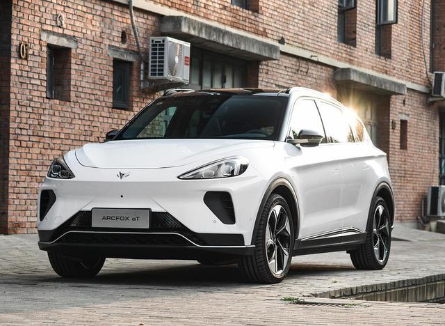 极狐汽车阿尔法s全新hi版全球自动驾驶的标杆车型实用性很好