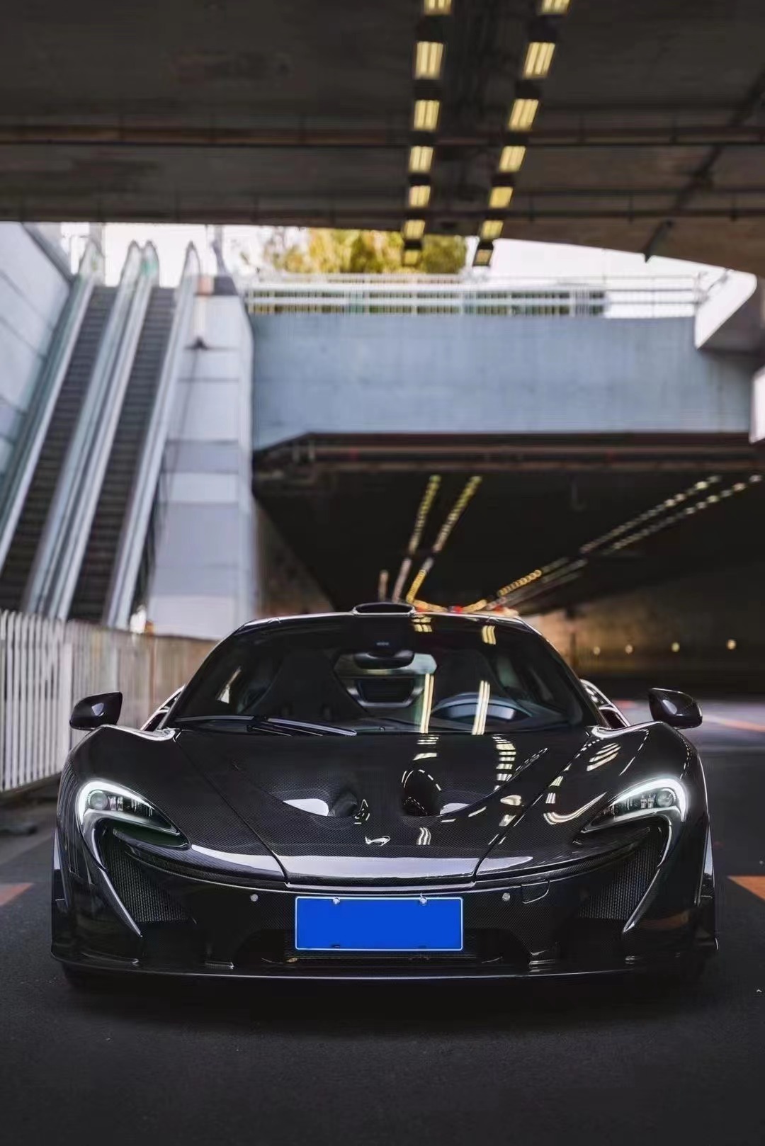 个人认为这类车型一旦选装了碳纤维套件,那想必普通版的迈凯伦p1就不