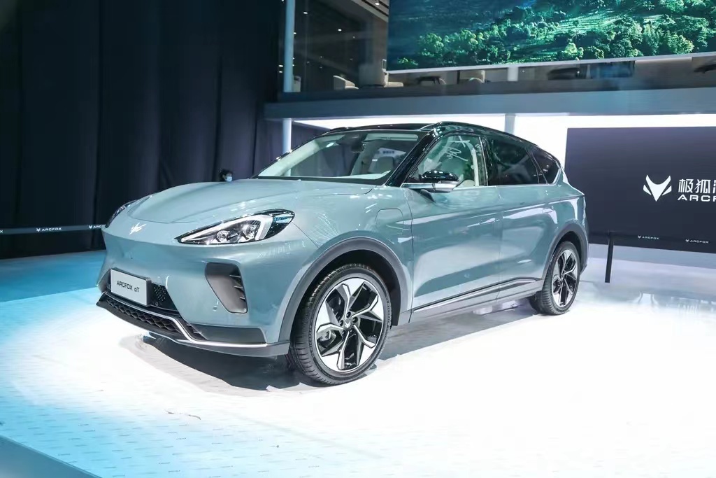 新增雾云灰外观配色极狐汽车阿尔法st森林版亮相上海车展