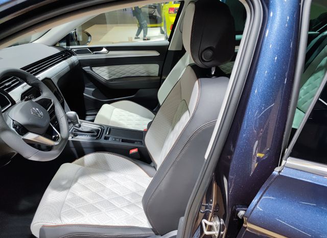 2023款大众迈腾亮相上海车展外观设计沉稳内饰细节处理到位