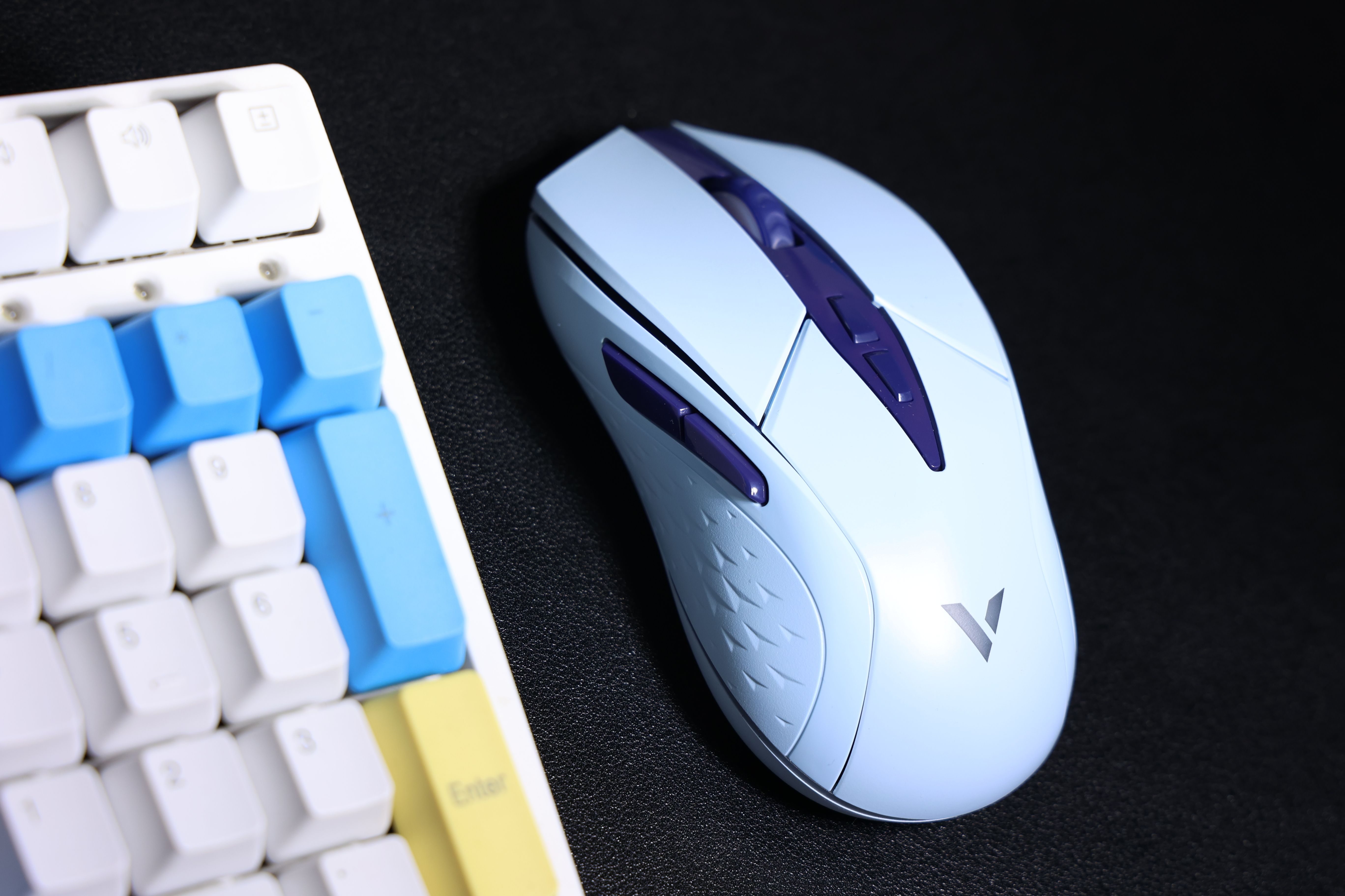 中小手必备游戏神器雷柏v300w双模无线rgb游戏鼠标开箱评测