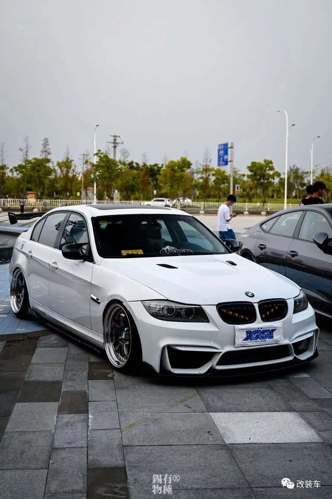 绞牙战士的姿态风宝马320ie90不知车主一个月要换几条前铲