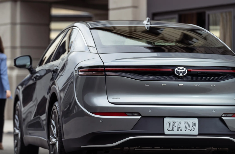 25l混动卖369万元丰田皇冠sportcross上市真就靠一个情怀