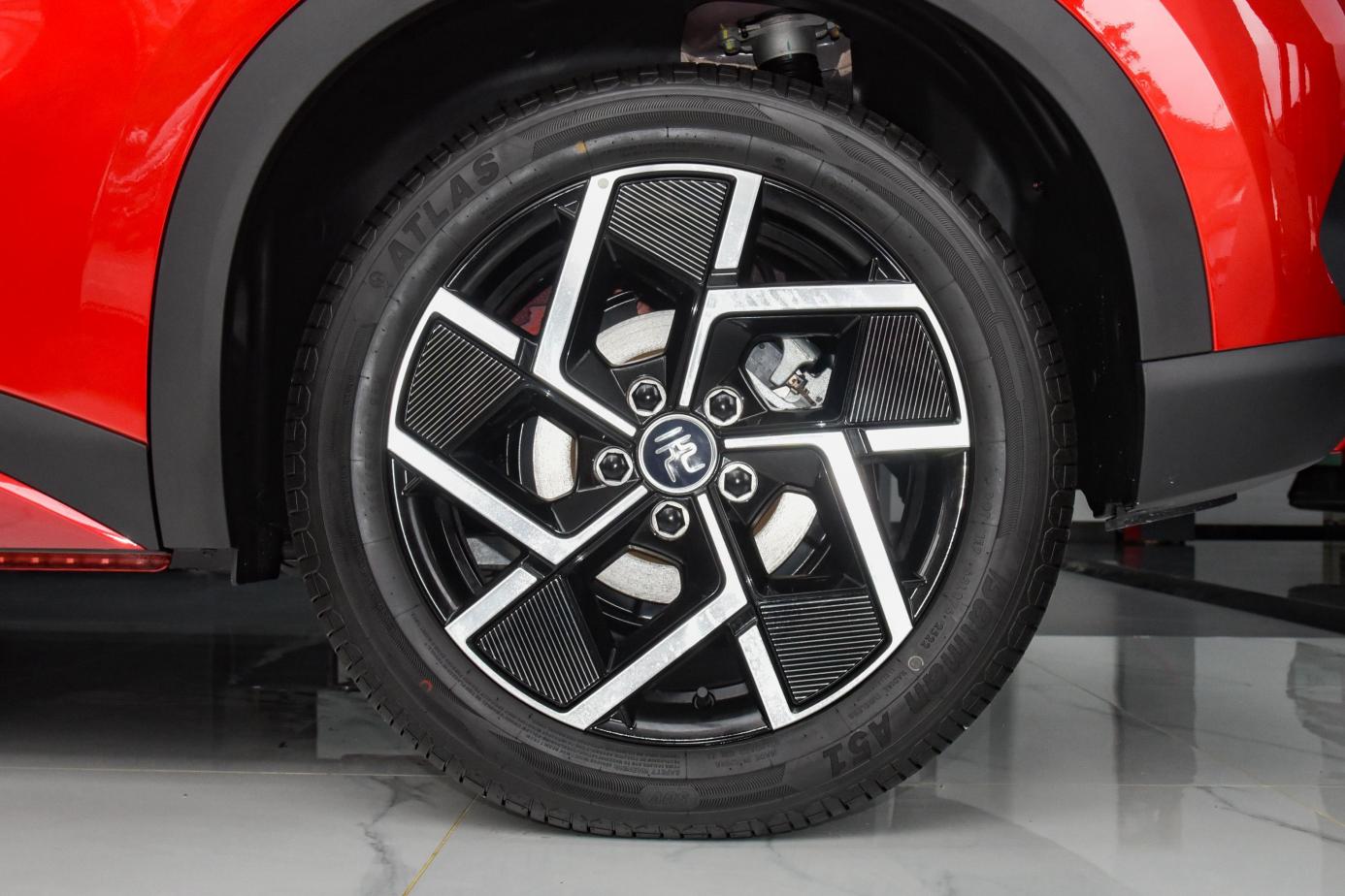 原配的atlas batman a51轮胎无论是静音还是抓地表现都无法发挥出元