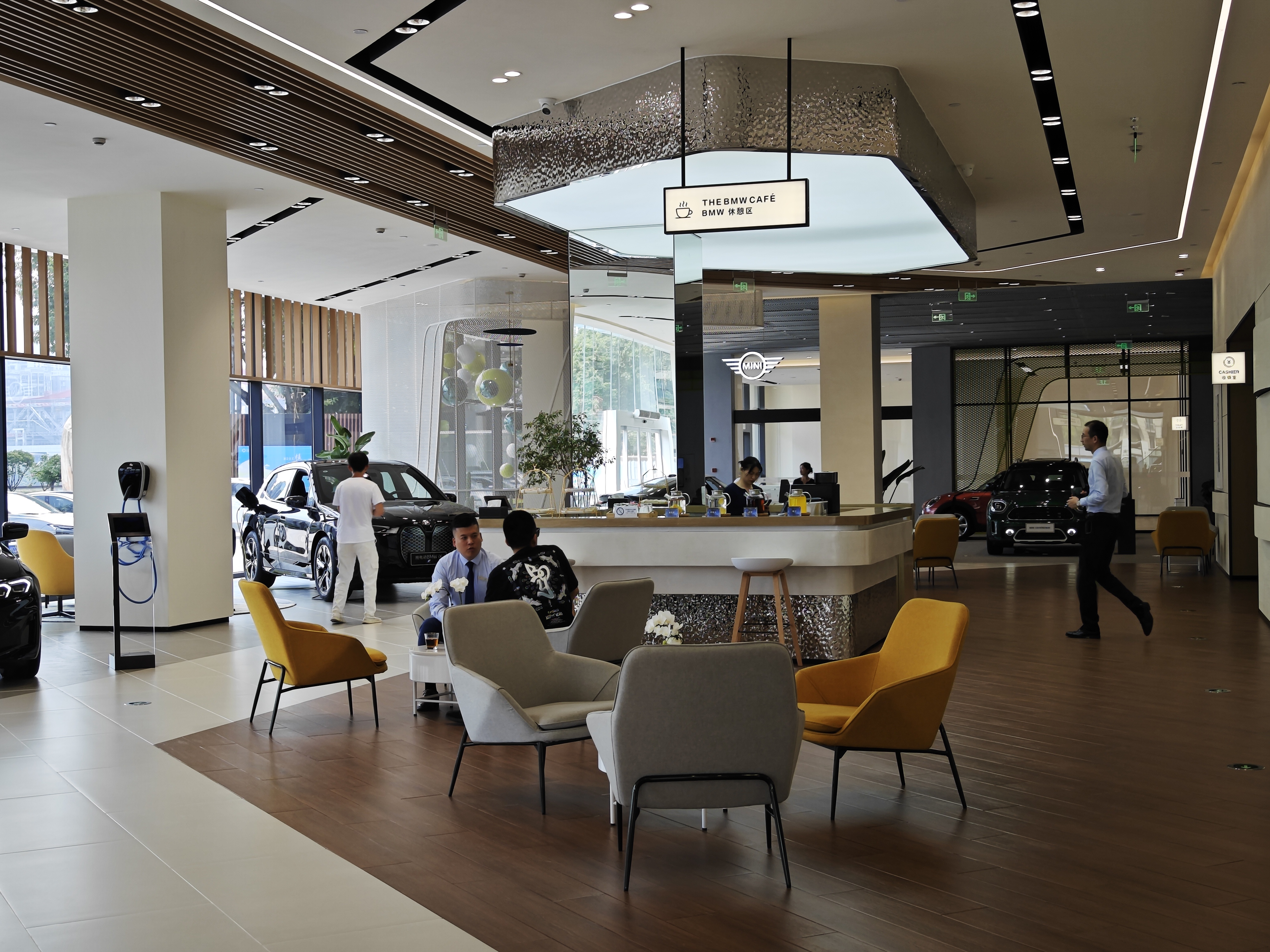 探店重庆宝源行宝马体验中心