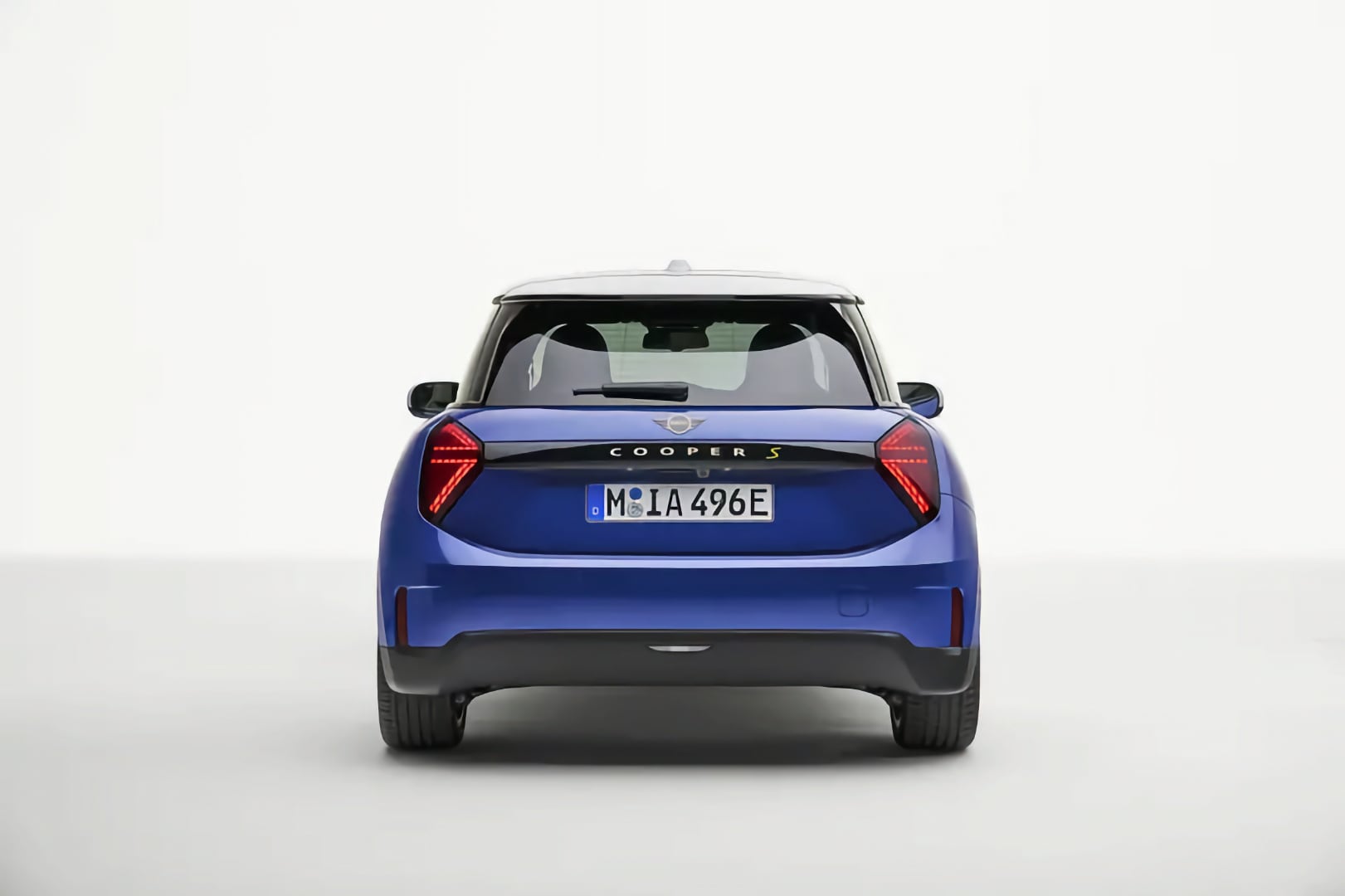 式的车顶以及米字旗造型的尾灯,还能看到纯电车上常见的封闭式格栅