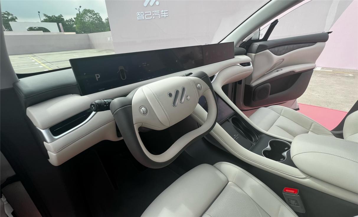 座椅方面,独创的popo sofa云感座椅包裹nappa打孔头层高级真皮以及