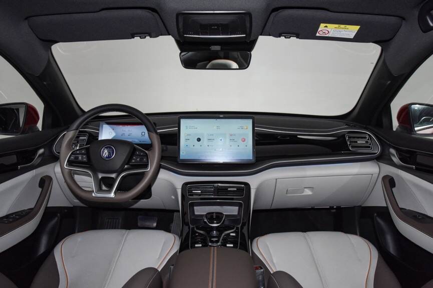 通透,而且大量软性材质包裹也显得更加高级;比亚迪秦plus ev的内饰更