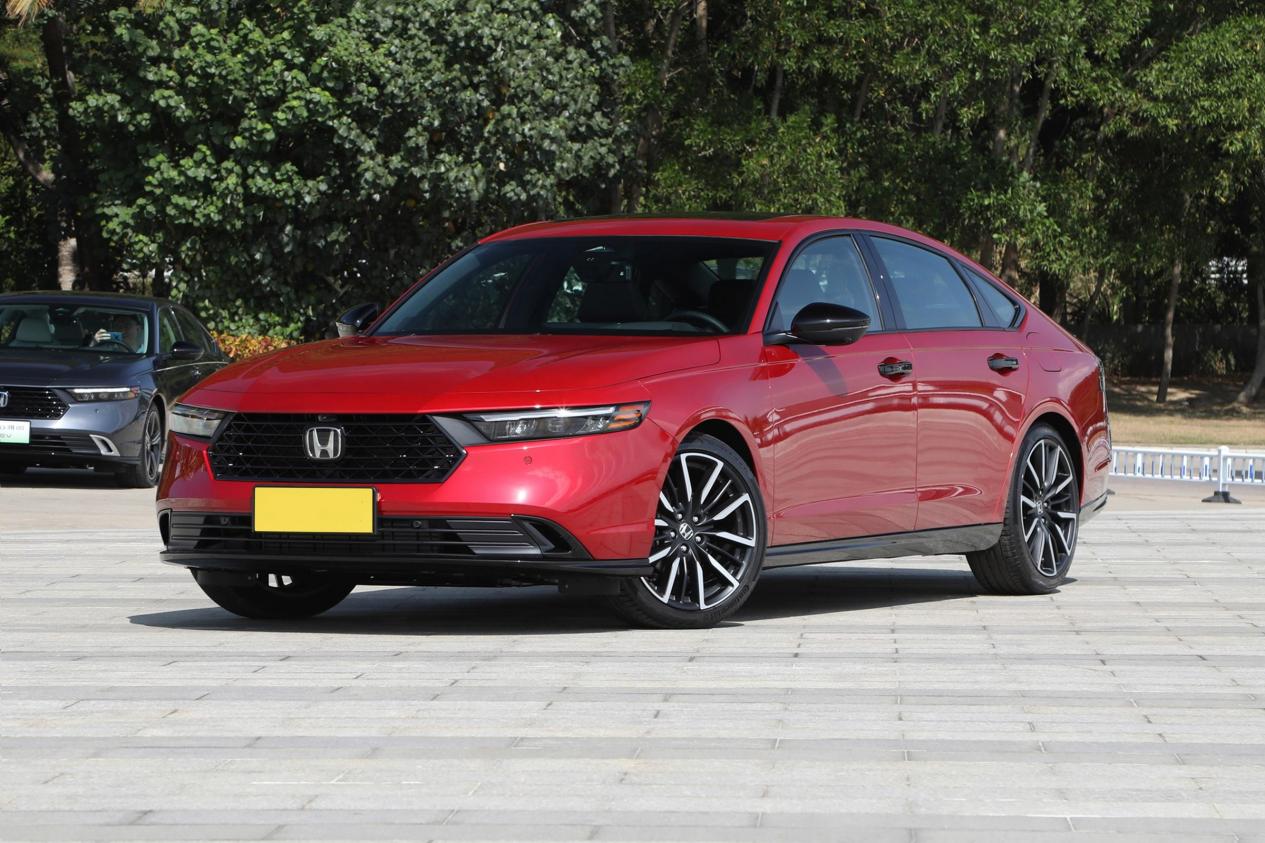 丰田凯美瑞vs本田雅阁老对手的较量谁更胜一筹