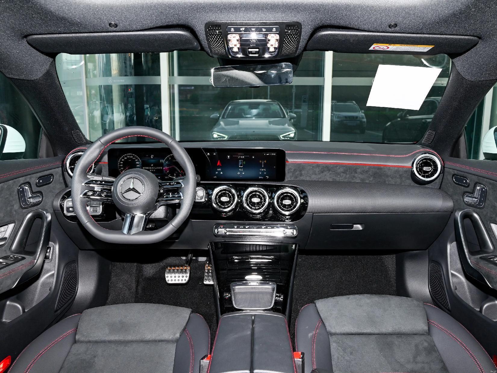 来到车内,内饰依旧是奔驰家族式布局,车内主要以黑色为主,中控台出