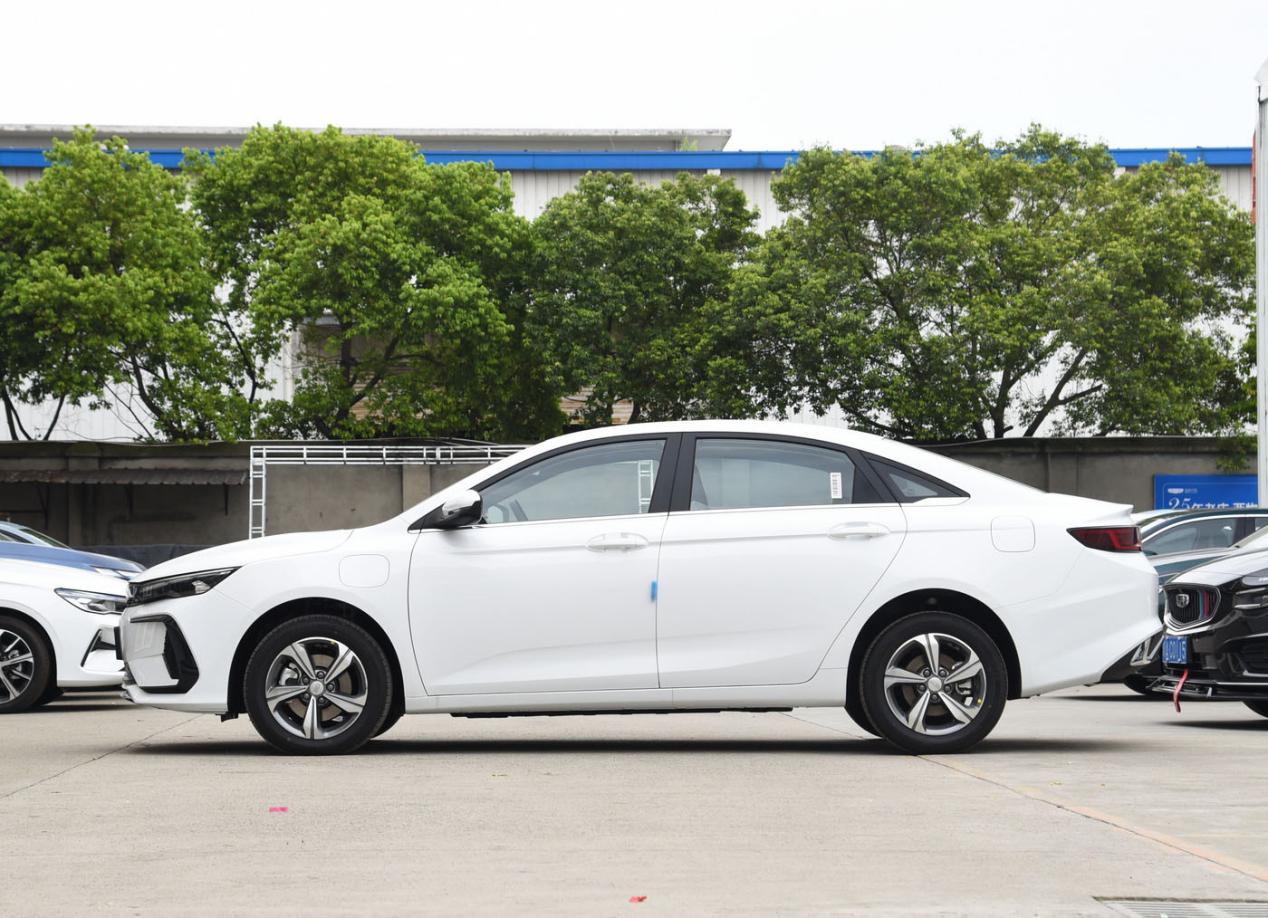 入门价下调2万元吉利帝豪lhip龙腾版上市售价898万起