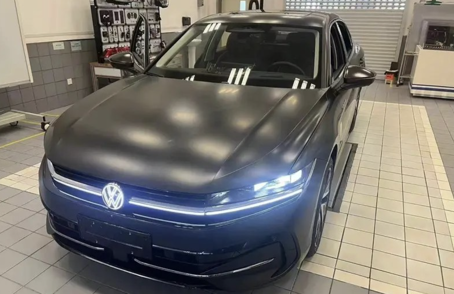 全新一代大众迈腾实车曝光新增15t配发光logo