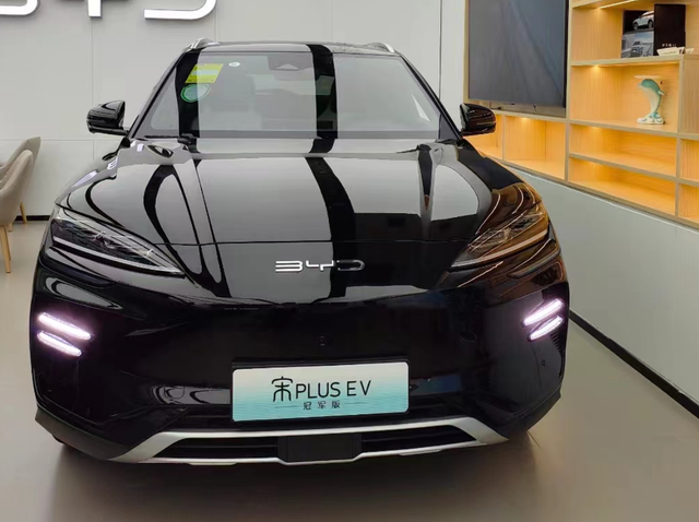 宋plus ev冠军版到店,黑色涂装很稳重,续航605km,换装拨动换挡